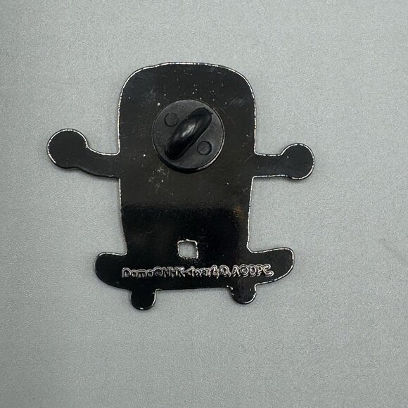 Domo Kun On Skateboard Blind Enamel Pin New Open Box Authentic - Picture 2 of 4